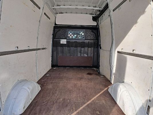 Vehicle image 9 / 15
