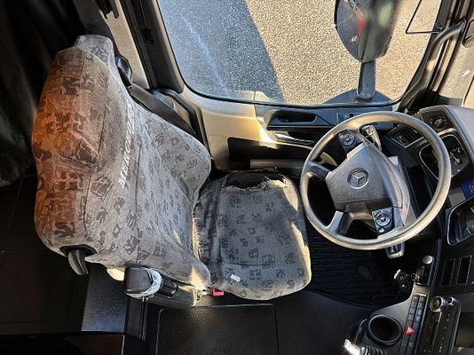 Vehicle image 9 / 15