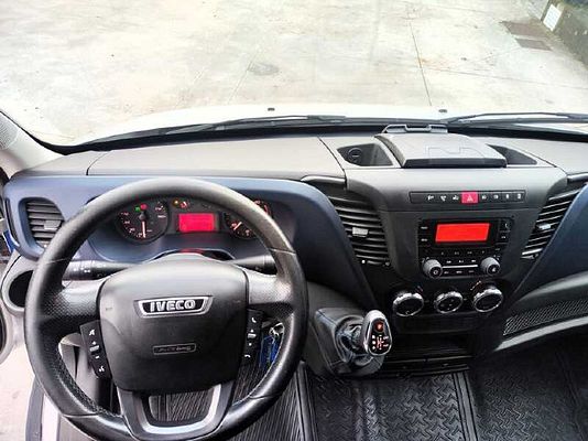 Vehicle image 7 / 9