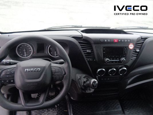 Vehicle image 9 / 16