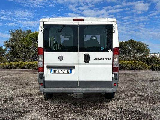 Vehicle image 6 / 12