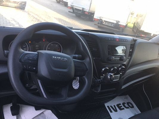 Vehicle image 10 / 10
