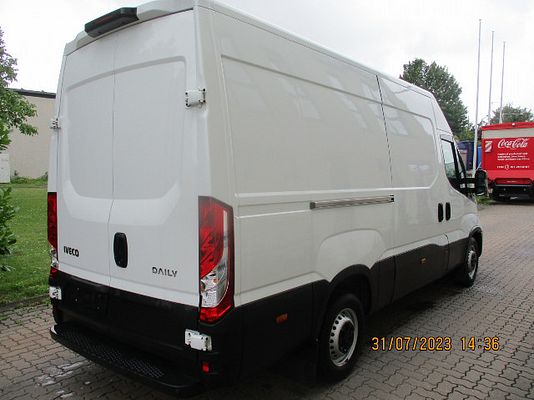 Vehicle image 3 / 5