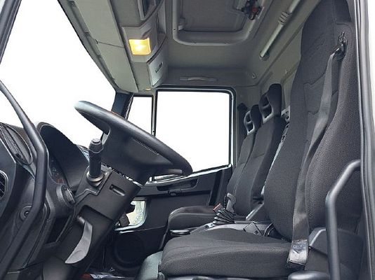 Vehicle image 15 / 23