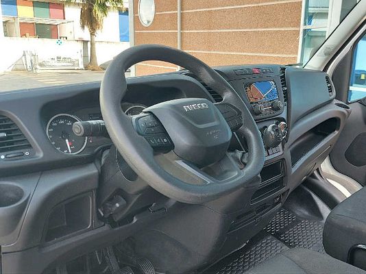 Vehicle image 8 / 8
