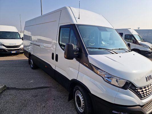 Vehicle image 4 / 9