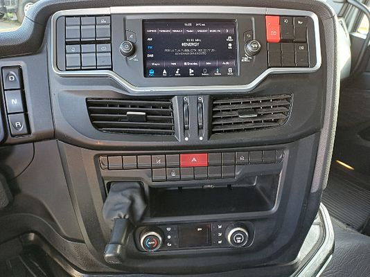 Vehicle image 10 / 13