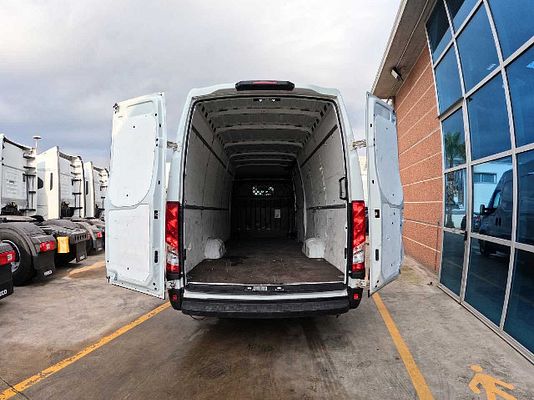 Vehicle image 3 / 6