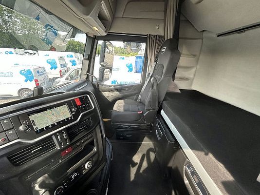 Vehicle image 13 / 14