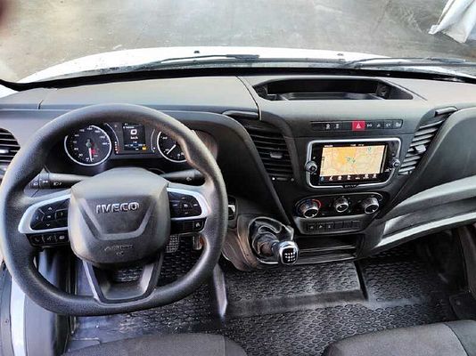 Vehicle image 9 / 15