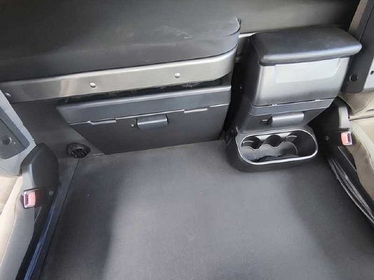 Vehicle image 10 / 12