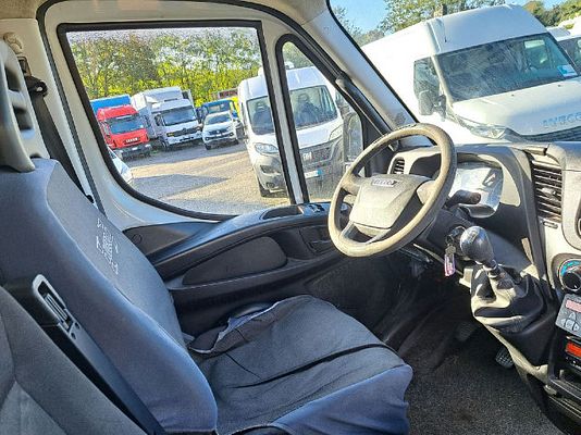 Vehicle image 5 / 18