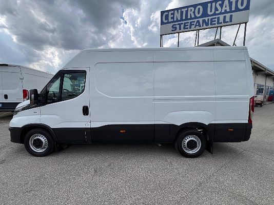Vehicle image 9 / 13