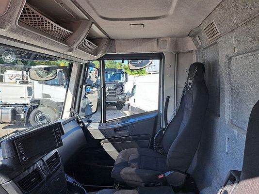 Vehicle image 13 / 16