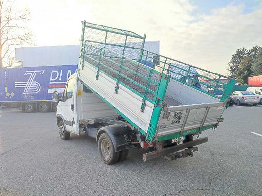 Vehicle image 5 / 9