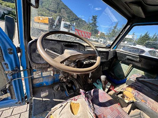 Vehicle image 7 / 8