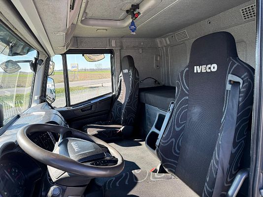 Vehicle image 6 / 18