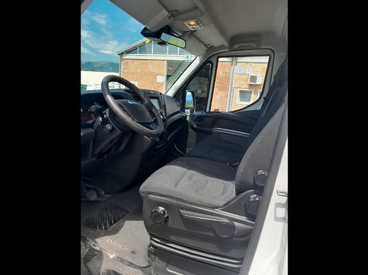 Vehicle image 11 / 17