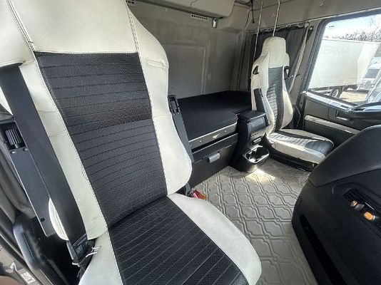 Vehicle image 3 / 14