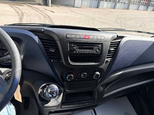 Vehicle image 6 / 8