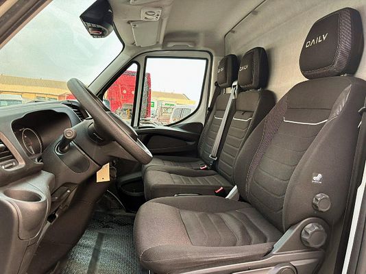 Vehicle image 9 / 14
