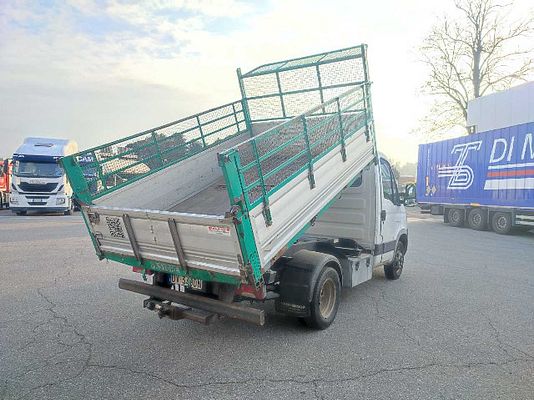 Vehicle image 3 / 9
