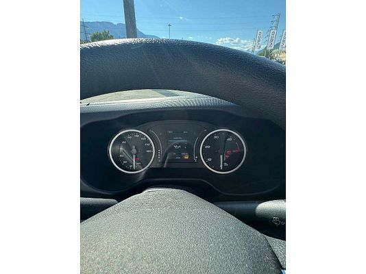 Vehicle image 6 / 8