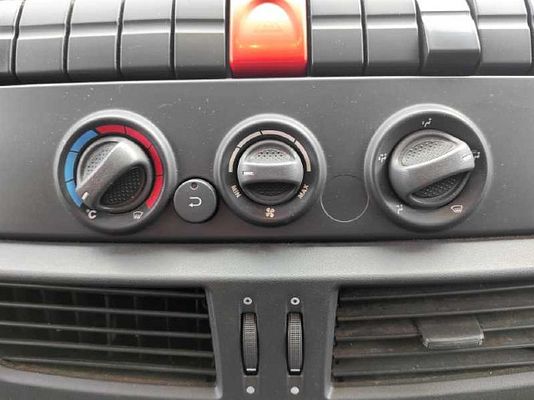 Vehicle image 8 / 11