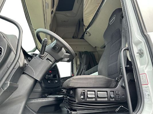 Vehicle image 8 / 16