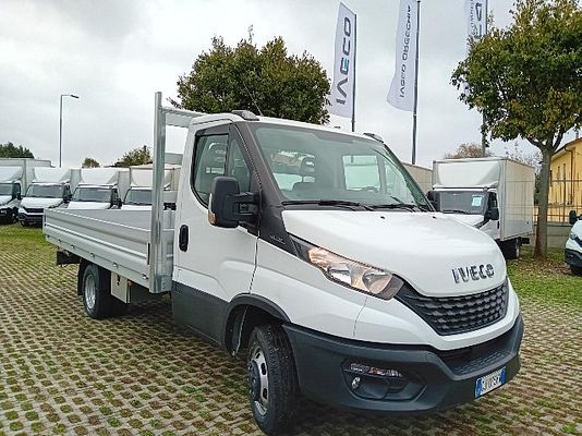 Vehicle image 2 / 10