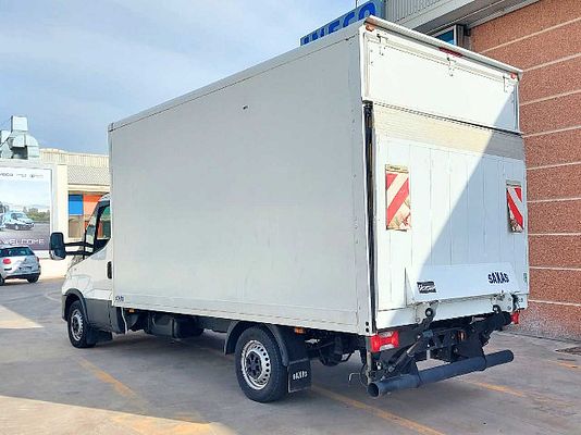 Vehicle image 2 / 8