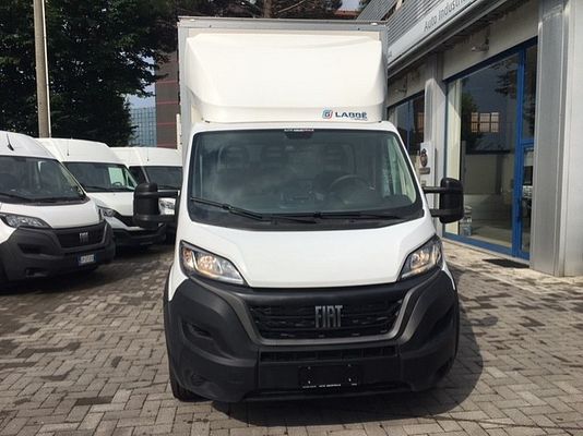 Vehicle image 2 / 9