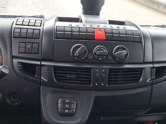 Vehicle image 19 / 23