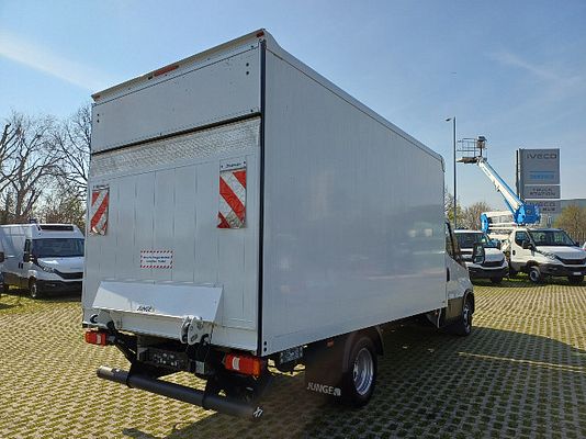 Vehicle image 3 / 12