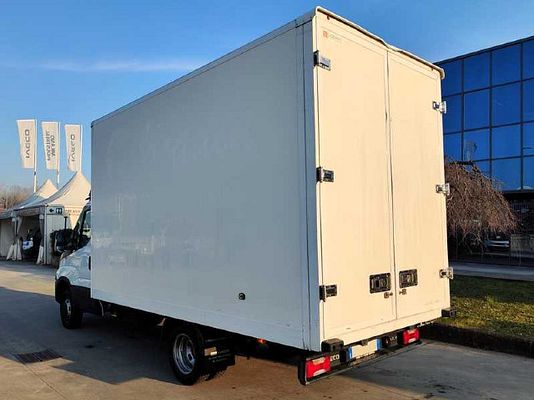 Vehicle image 4 / 9