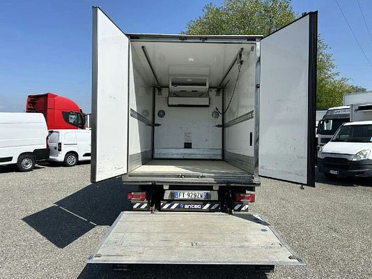 Vehicle image 9 / 19