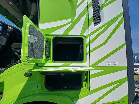 Vehicle image 6 / 16
