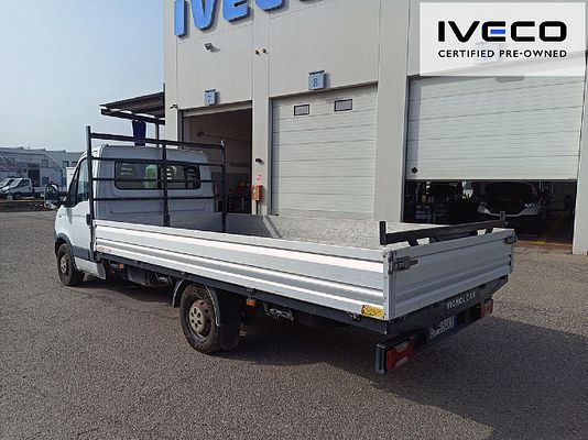 Vehicle image 2 / 8