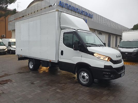 Vehicle image 1 / 9