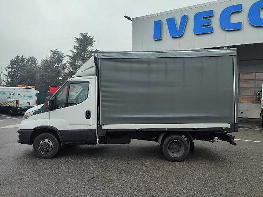 Vehicle image 2 / 10