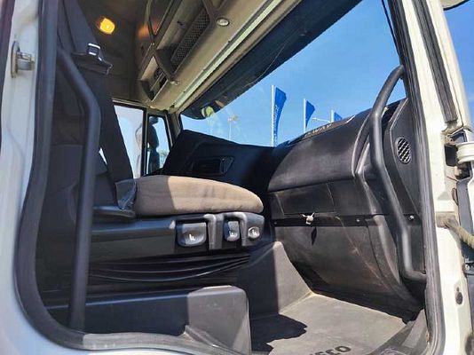 Vehicle image 8 / 14