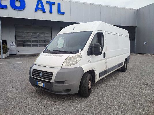 Vehicle image 1 / 8