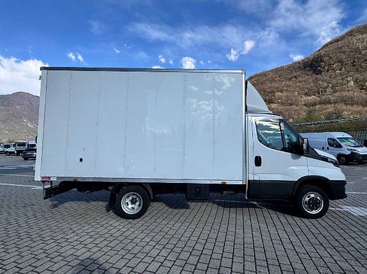 Vehicle image 6 / 11