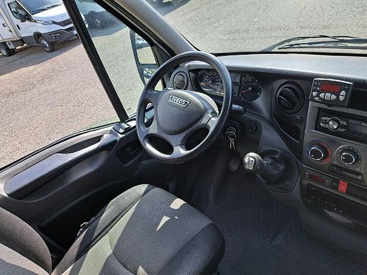 Vehicle image 5 / 19