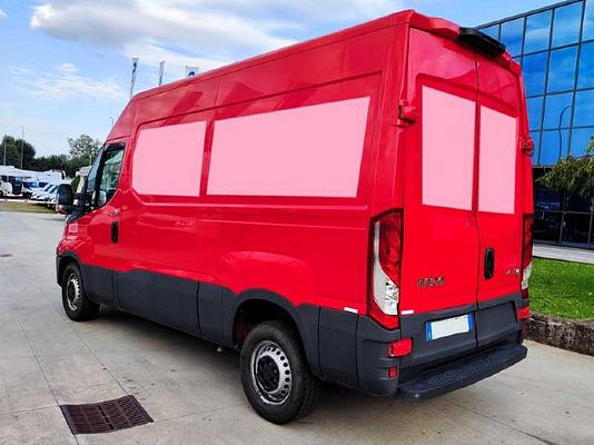 Vehicle image 4 / 9