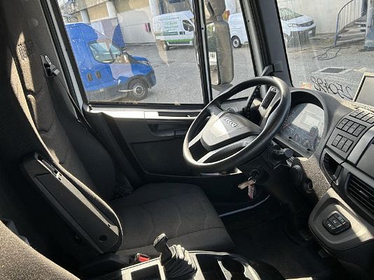 Vehicle image 4 / 14