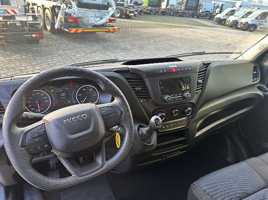 Vehicle image 7 / 13