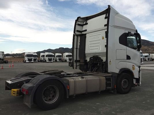 Vehicle image 3 / 6