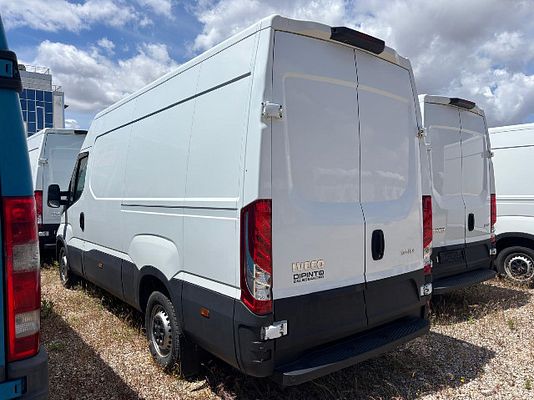 Vehicle image 4 / 4