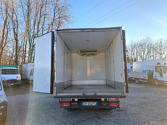 Vehicle image 9 / 16